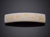 un gros plan d'une barrette sur une surface noire
