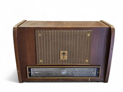 une vieille radio posée sur une table en bois
