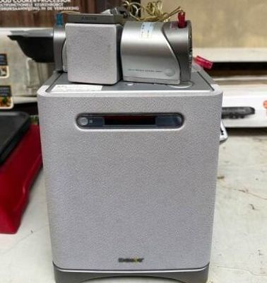 Un home cinéma Sony HT-B1 avec quatre petites enceintes SS-B…