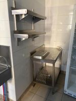 Une table de préparation inox deux plateaux avec dosseret