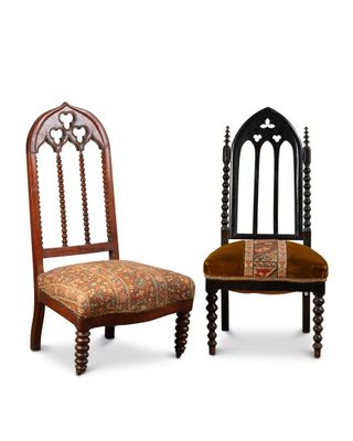 paire de chaises de style gothique avec des housses d'assise à motifs floraux