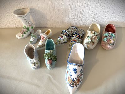 de nombreux types de chaussures et de vases sur la table