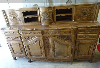 une armoire en bois devant laquelle se trouve une chaise rouge