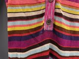 un gros plan sur une chemise rayée avec des boutons sur la poitrine