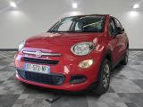 la petite voiture rouge est garée dans une grande pièce