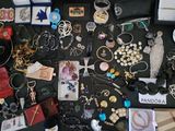 une table sur laquelle sont disposés de nombreux bijoux et autres objets