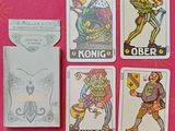 quatre cartes à jouer différentes posées sur une nappe rose