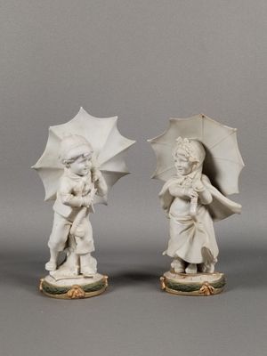 paire de figurines en porcelaine blanche représentant des enfants avec des parapluies
