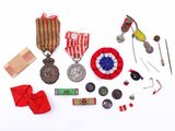 de nombreuses médailles et insignes de toutes sortes sur un fond blanc