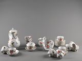 un ensemble d'objets en porcelaine posés sur une table