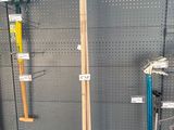 de nombreux outils de jardinage de toutes sortes accrochés au mur