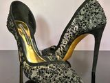 un gros plan sur une paire de chaussures à talons hauts posée sur une table