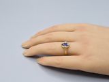 gros plan de la main d'une personne portant une bague
