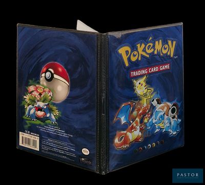 un gros plan sur une boîte du jeu de cartes à collectionner Pokémon