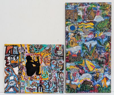 des tableaux accrochés à un mur blanc, sur lequel est assis un chat noir