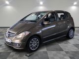 La Mercedes Classe B est garée sur un sol carrelé à damier