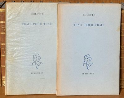 un livre ouvert sur une table, à côté d'une paire de ciseaux