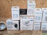 Plusieurs boîtes de papier toilette sont empilées les unes sur les autres
