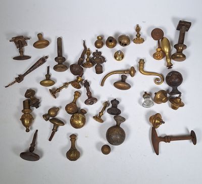 de nombreux objets en laiton de toutes sortes posés sur la table