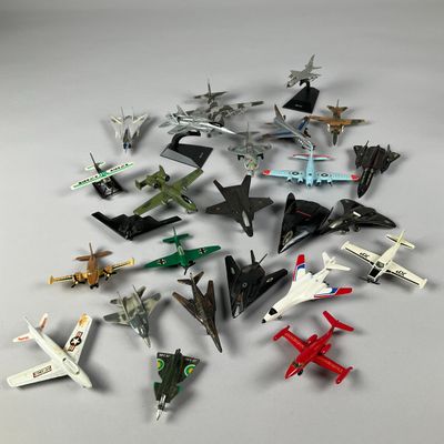beaucoup de petits avions jouets posés sur une table