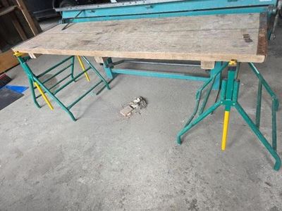 une image d'un établi dans un garage