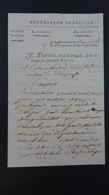 un vieux document écrit posé sur une table