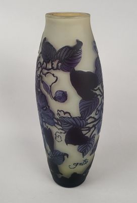 un vase orné d'un motif d'oiseau, posé sur une table
