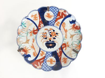 une assiette décorative ornée d'un motif bleu et orange