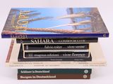 livres empilés sur une surface blanche
