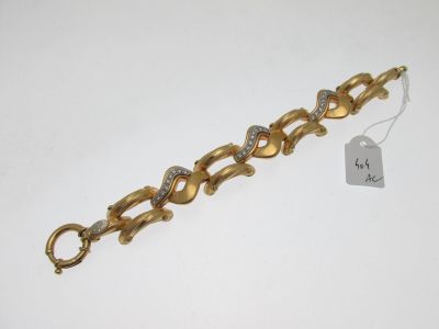 Gros plan sur un bracelet en or orné de diamants