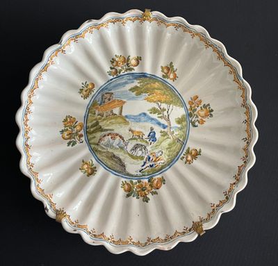 NEVERS - XVIIIe siècle PLAT en faïence godronné à décor poly…