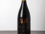 une bouteille de vin posée sur une table