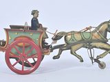 une figurine représentant un cheval tirant une calèche avec un homme à bord