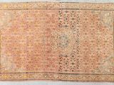 tapis persan ancien à motif floral sur fond beige