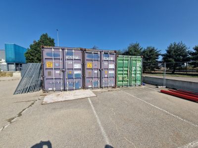une photo d'un parking où se trouvent de nombreux conteneurs d'expédition