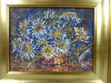 un tableau représentant des fleurs dans un vase, dans un cadre doré