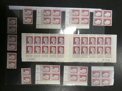 plusieurs timbres de tailles et de couleurs différentes sur un fond noir
