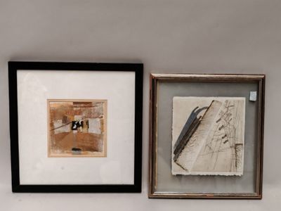 deux tableaux encadrés accrochés au mur l'un à côté de l'autre