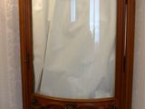 une armoire en bois surmontée d'un miroir