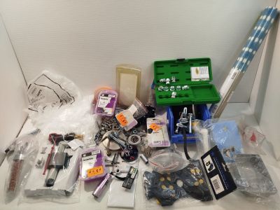 un grand nombre d'objets posés sur une table