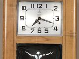 une horloge posée sur une table, à côté d'une photo d'un homme