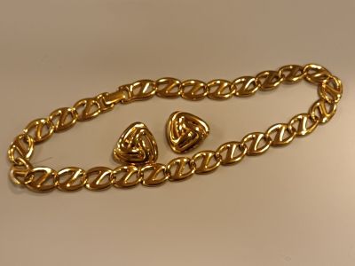 Parure en métal doré cpt un collier à mailles plates et sa p…