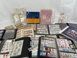 tout un tas de timbres différents posés ensemble sur une table