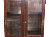une grande armoire en bois munie de portes vitrées