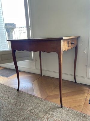 une petite table avec un tiroir dans une pièce