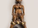 figurine en bronze représentant une femme assise sur un tabouret avec un chien