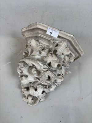 un objet décoratif accroché au mur d'un bâtiment