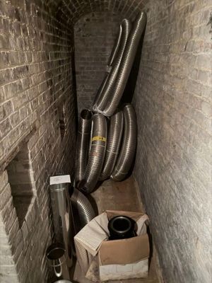 une image représentant une pièce dans laquelle se trouvent de nombreux tuyaux