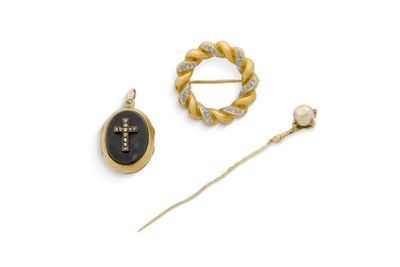 deux broches en or et diamants, une épingle et un bâton