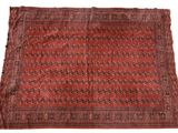 un tapis rouge et noir à motifs